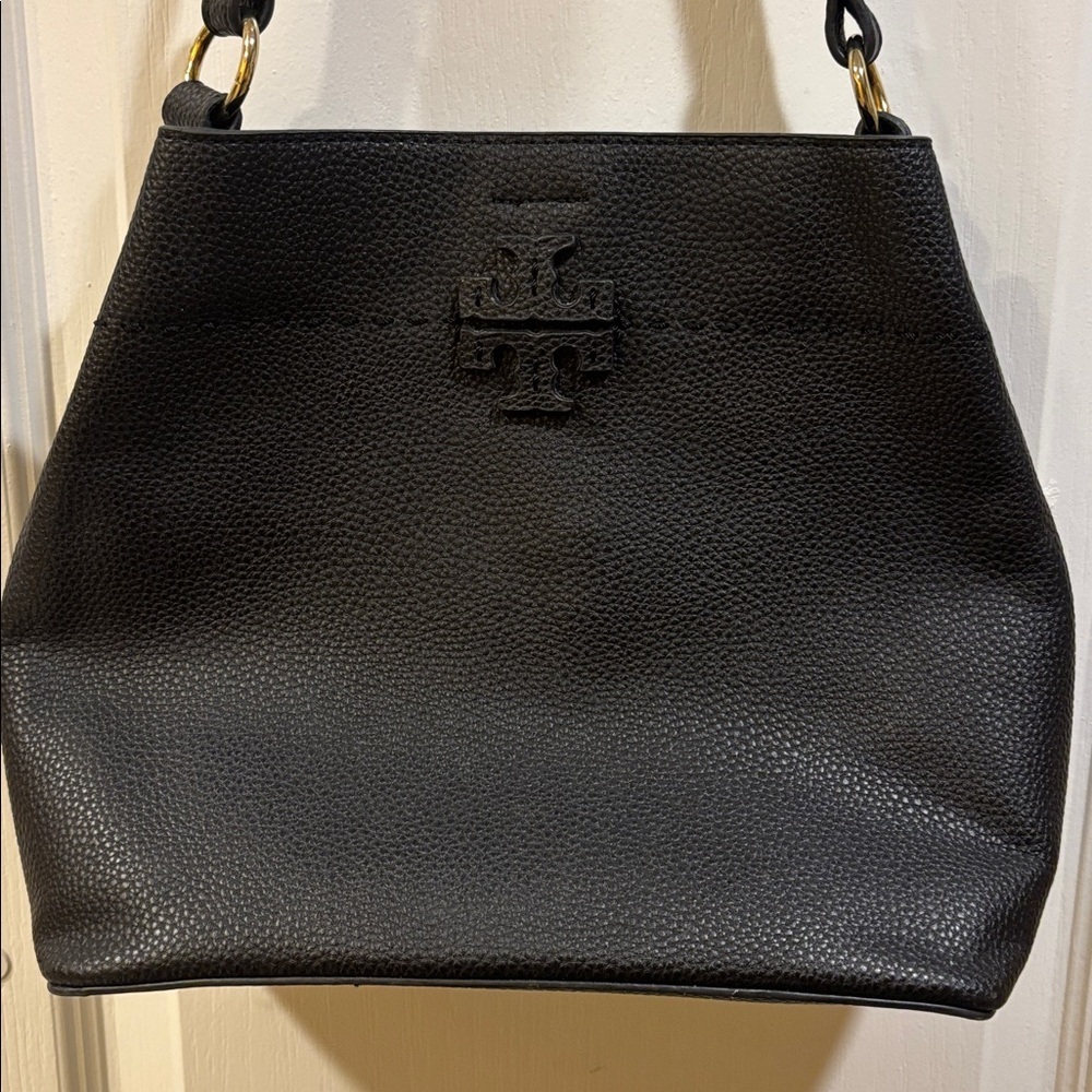 BLACK PEBBLED FAUX LEATHER HANDBAG/CROSSBODY T DESIGN GOLD TONED HARDWARE - Picture 2 of 7